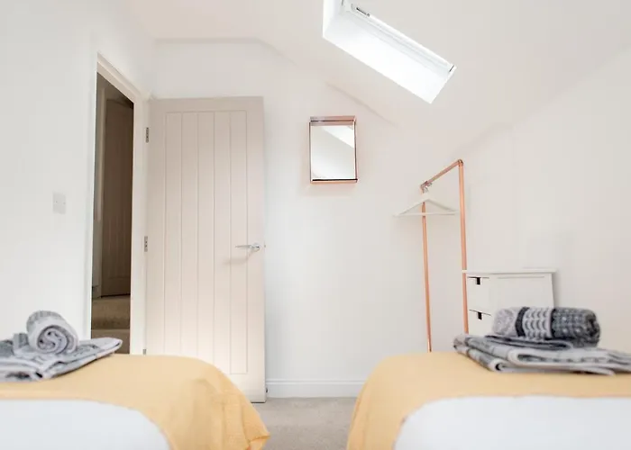 Arch View - 10 Mins From *