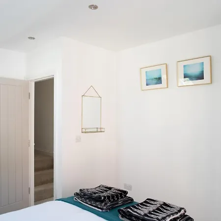 Arch View - 10 Mins From