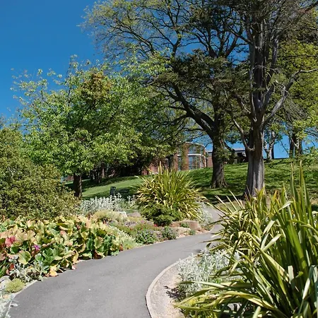 Arch View - 10 Mins From