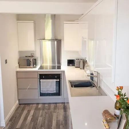 Arch View - 10 Mins From