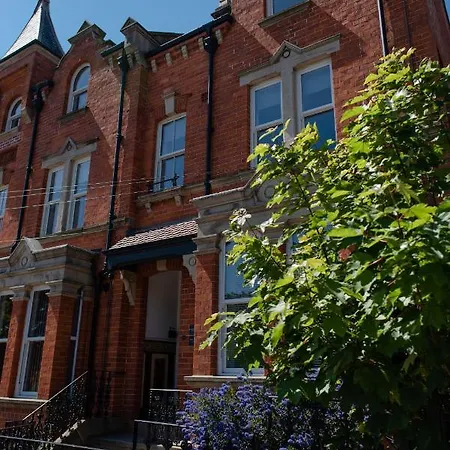 Arch View - 10 Mins From *