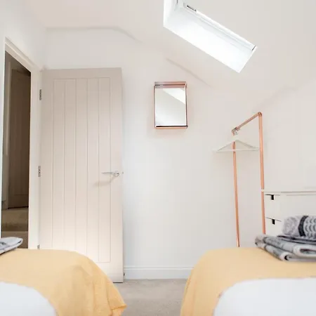 Arch View - 10 Mins From *