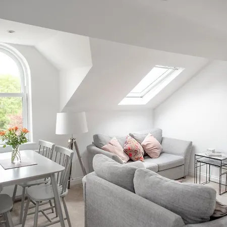 Arch View - 10 Mins From *