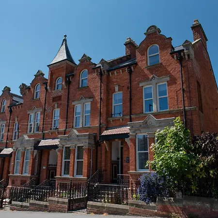 Arch View - 10 Mins From