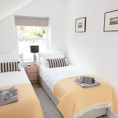 Arch View - 10 Mins From *