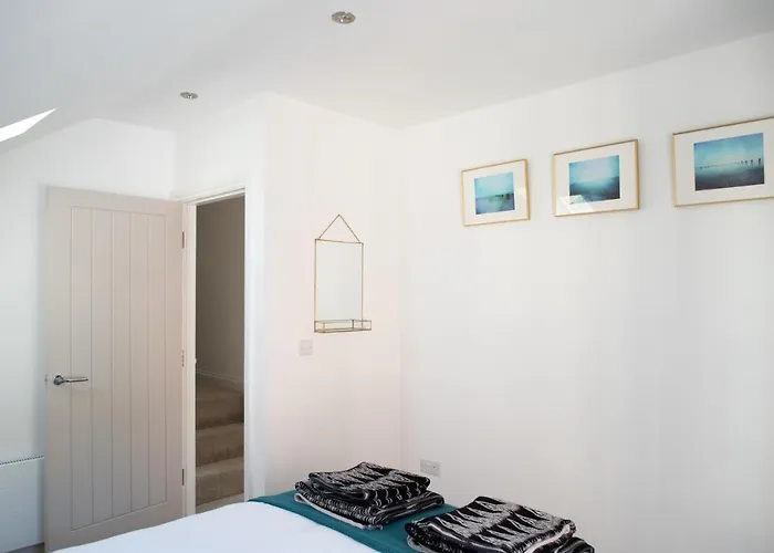 Arch View - 10 Mins From