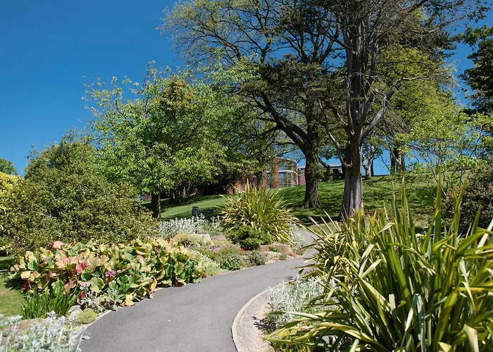 Arch View - 10 Mins From