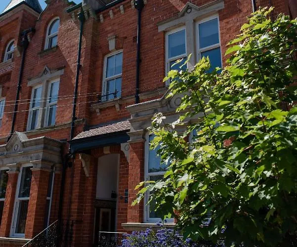 Arch View - 10 Mins From *