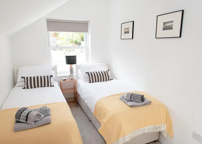 Arch View - 10 Mins From *